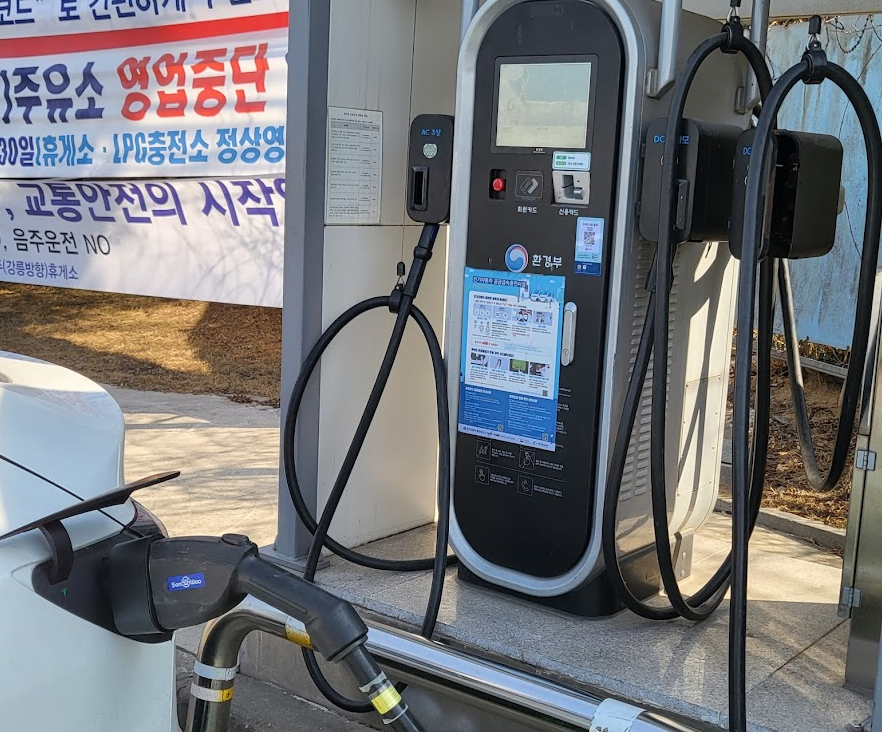 통일성 없는 전기차 충전기 화면
