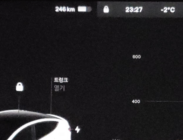 취침 전 테슬라 캠핑모드 온도와 배터리 화면
