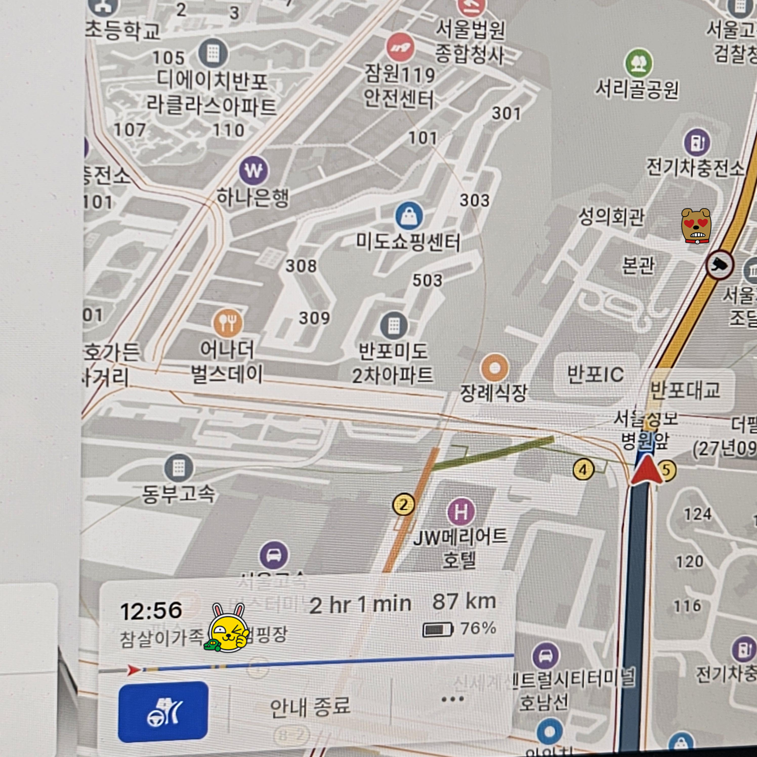 주행 진행률과 혼잡도, 카메라 지역을 보여주는 테슬라 화면
